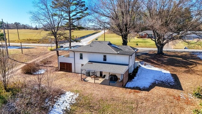 Building Photo - Fully Furnished Modern 3 bedroom Home!