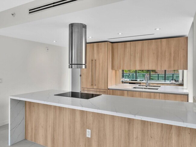 Building Photo - 9901 W Bay Harbor Dr