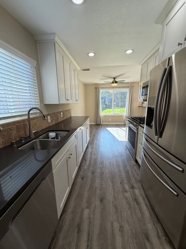 Building Photo - 3 bedroom, 1 1/2 bath home in Thousand Oaks