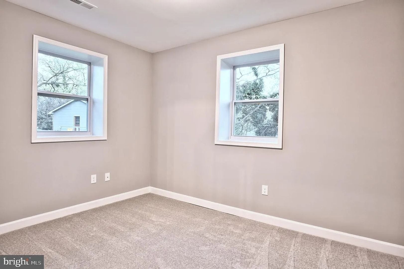 Building Photo - 211 Sillery Bay Rd