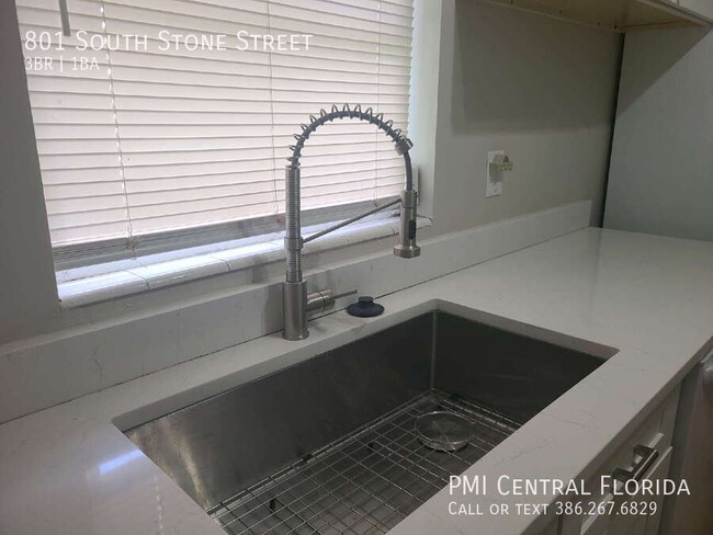 Building Photo - 801 S Stone St