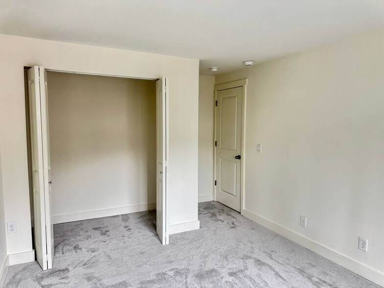 Building Photo - Redmond Townhouse