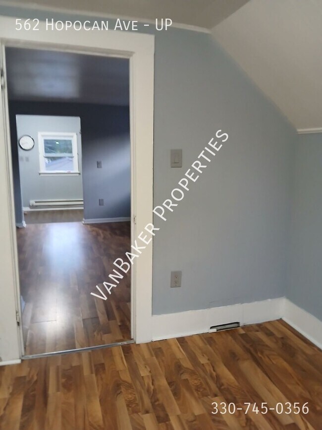 Building Photo - 562 E Hopocan Ave