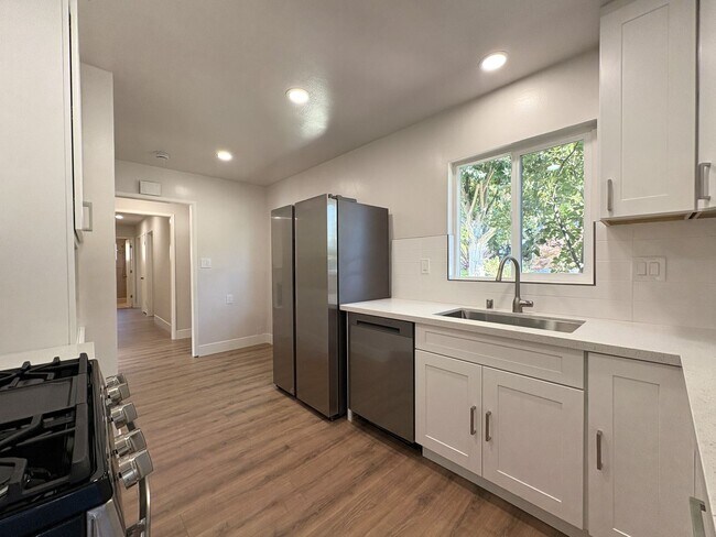 Building Photo - Modern Oasis in the Heart of Los Altos – U...