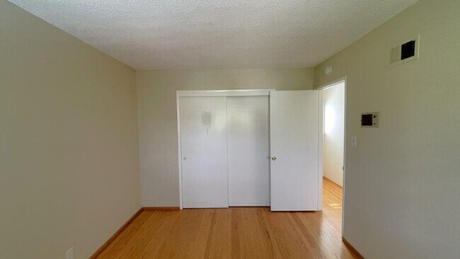 Building Photo - Nice 4 bedroom 2 bathroom home with sparkl...