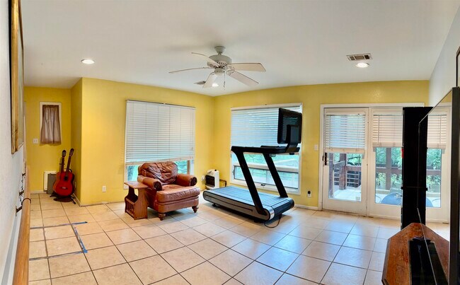 Building Photo - 512 Side Saddle