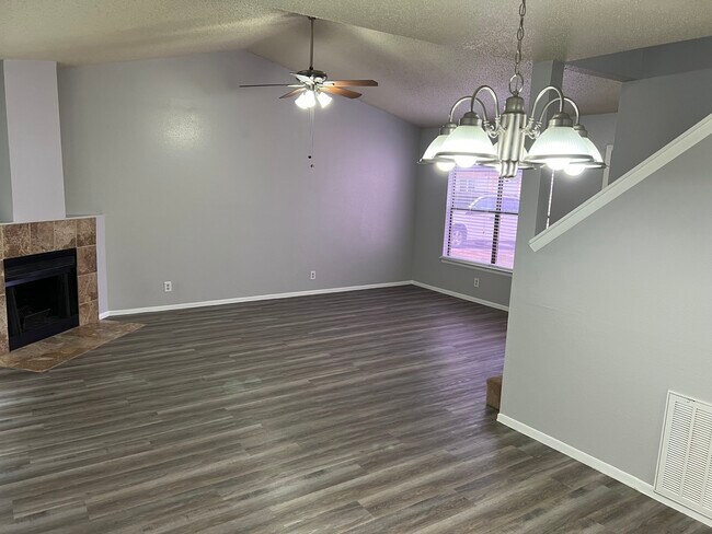 Building Photo - 9713 Village Briar