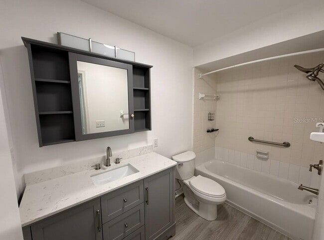 Building Photo - 5800 Hollywood Blvd