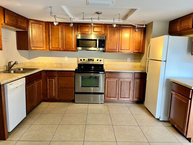 Building Photo - 3bd 2ba Townhouse - Recently Remodel!