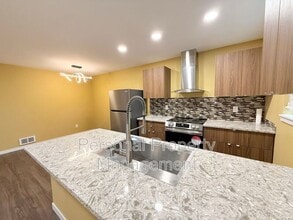 Building Photo - 5711 NE 74th Ct