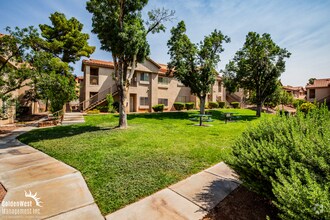 Building Photo - Bright and Spacious 2Bdm 2Ba in Gated Comm...