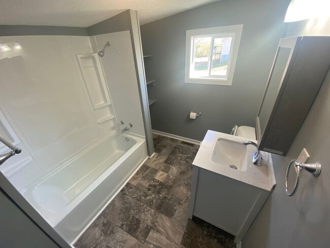 Building Photo - FOR LEASE - 3 BEDS, 2 BATH, 1160sqft - Laf...
