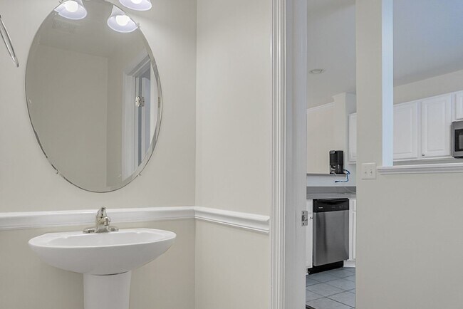 Building Photo - 121 Hornby Cir