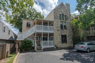 Building Photo - Quaint townhouse style condominium in Hyde...
