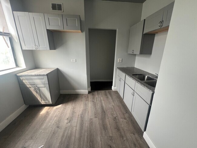 Building Photo - 73 E 69th St