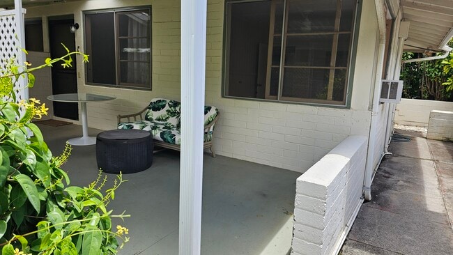 Building Photo - 439 Kuliouou Rd