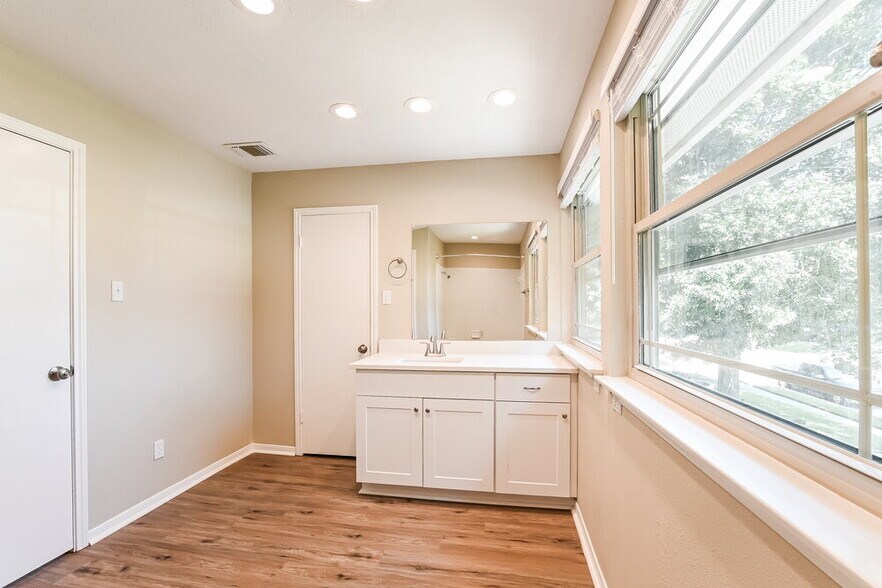 Building Photo - 2511 Owens Cross Dr