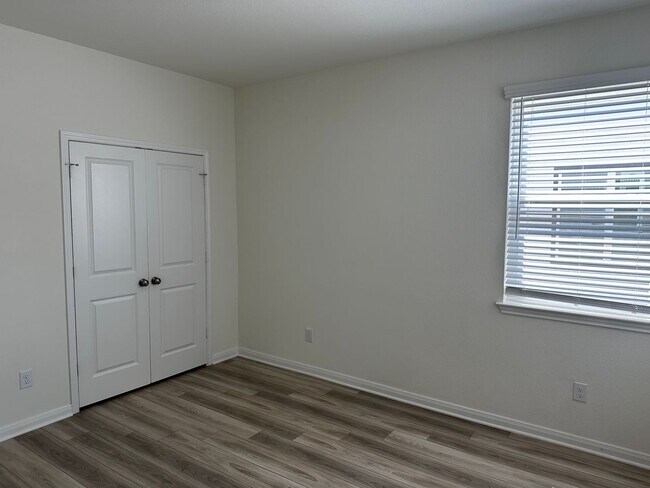 Building Photo - 4 bed 3 bath new build in the Lakes at University Place