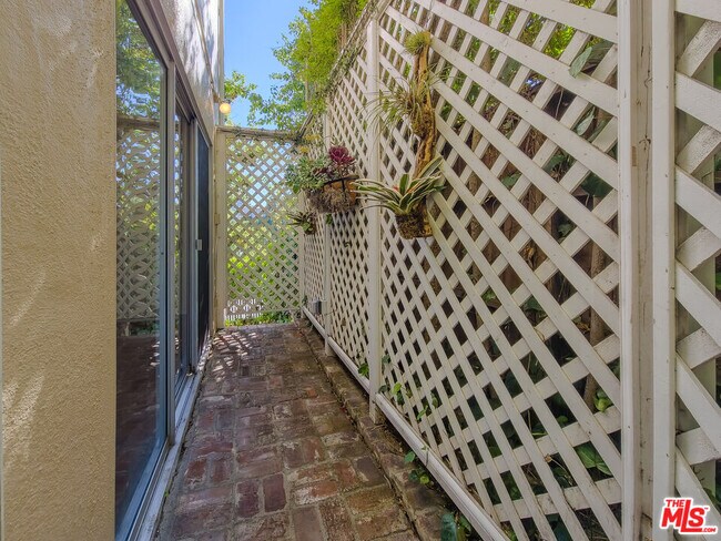 Building Photo - 8967 St Ives Dr