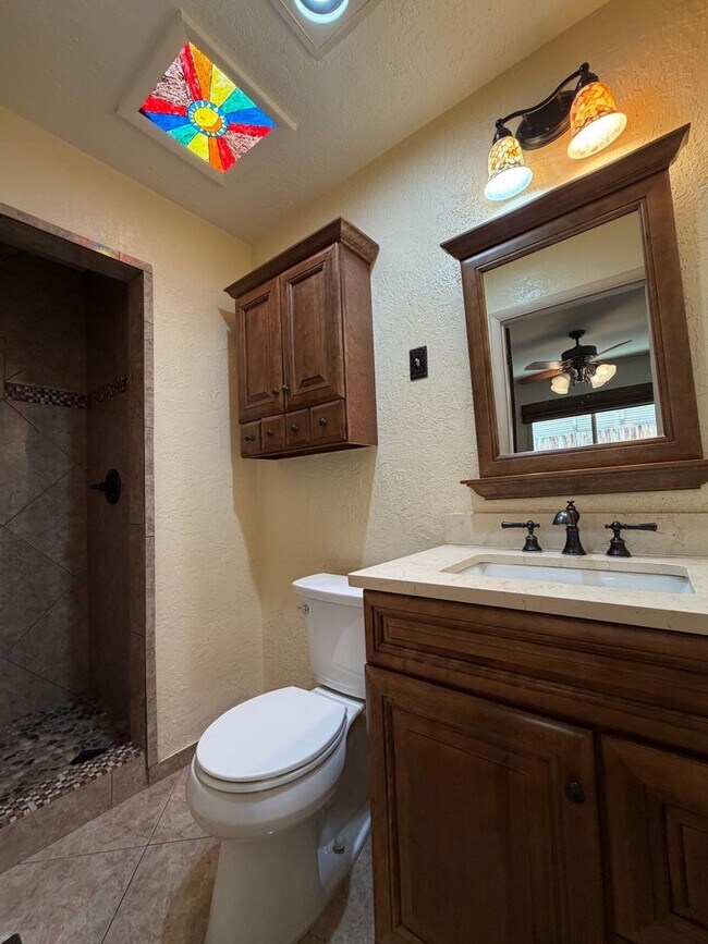 Building Photo - Cozy 4 Bedroom 2 Bathroom Home In The NE!