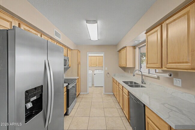 Building Photo - 1324 W 12th St