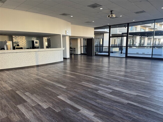 Building Photo - 2016 Main St