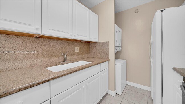 Building Photo - 9964 Twin Lakes Dr