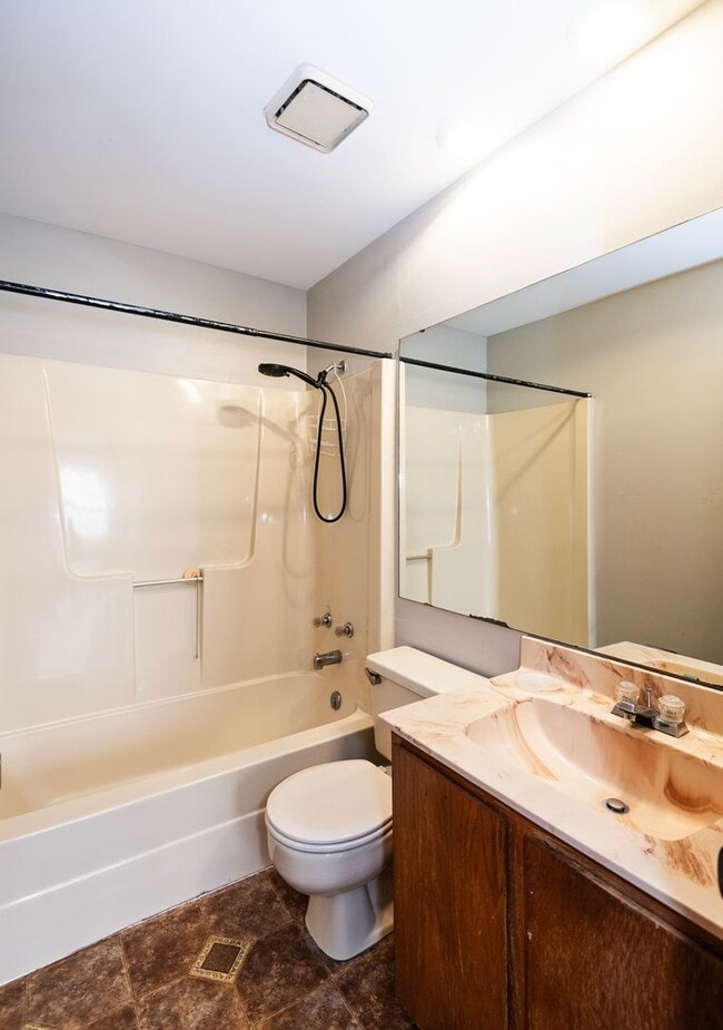 Building Photo - Spacious 2-Bedroom, 2.5-Bathroom Home