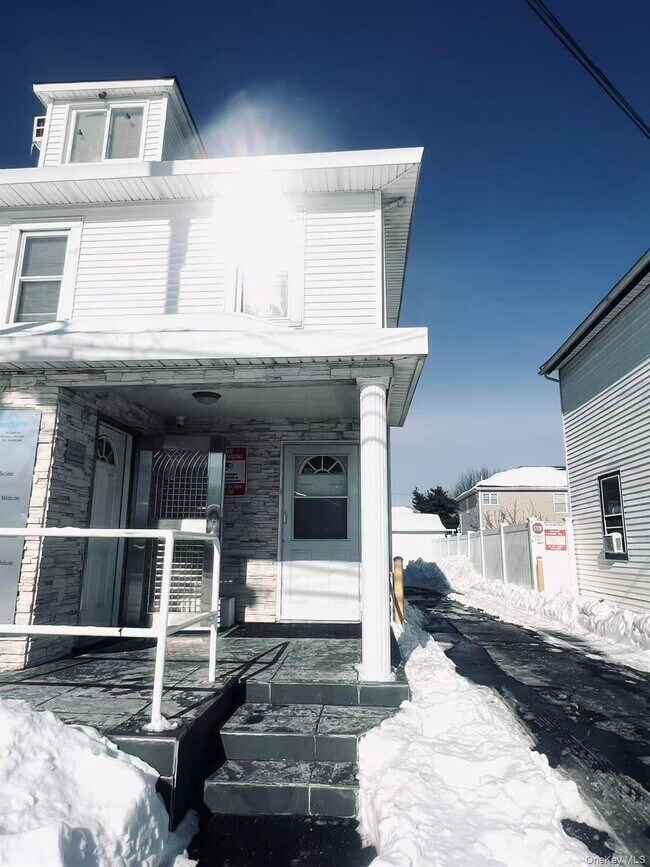 Building Photo - 16 E John St