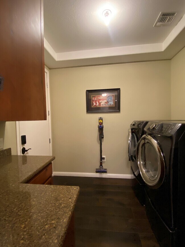 Building Photo - 826 Hemlock Ave