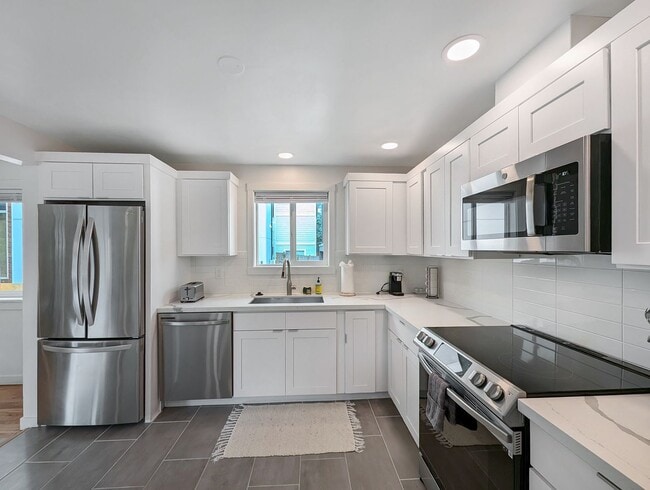 Building Photo - Discover Your Dream Home in a Quiet Seattle Oasis!