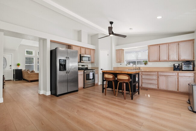 Building Photo - 4952 Lake Shore Ct