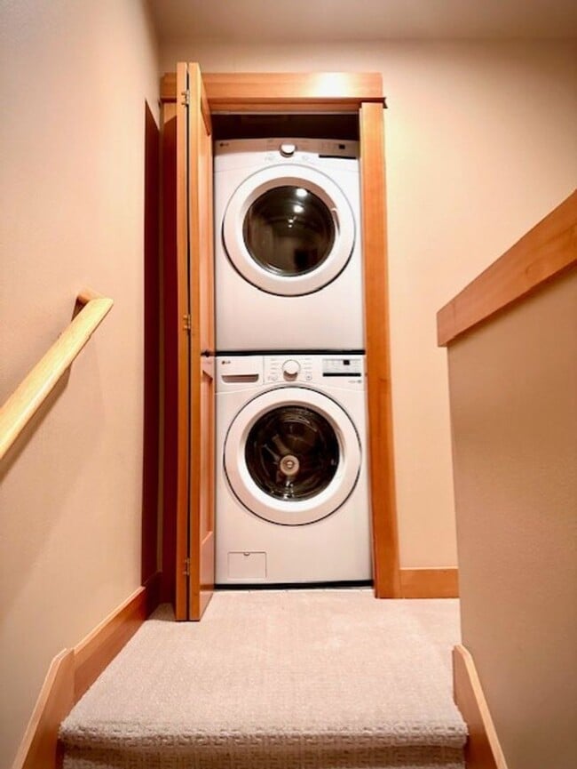 Building Photo - West Seattle Townhouse, Location Location ...