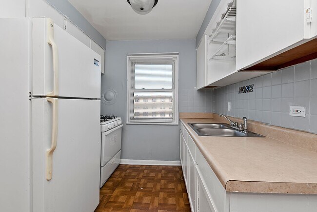 Interior Photo - 7770-7776 S South Shore Dr
