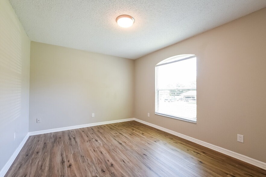 Building Photo - 2233 Lake Pointe Cir