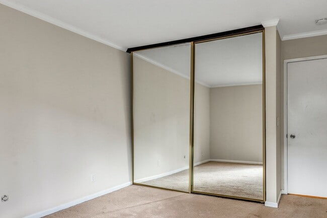 Building Photo - Sunny, 1 bedroom located on the 2nd floor ...