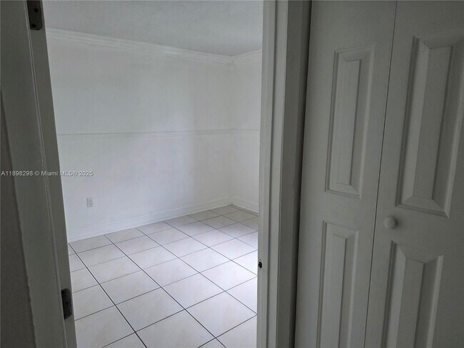 Building Photo - 10000 NW 80th Ct