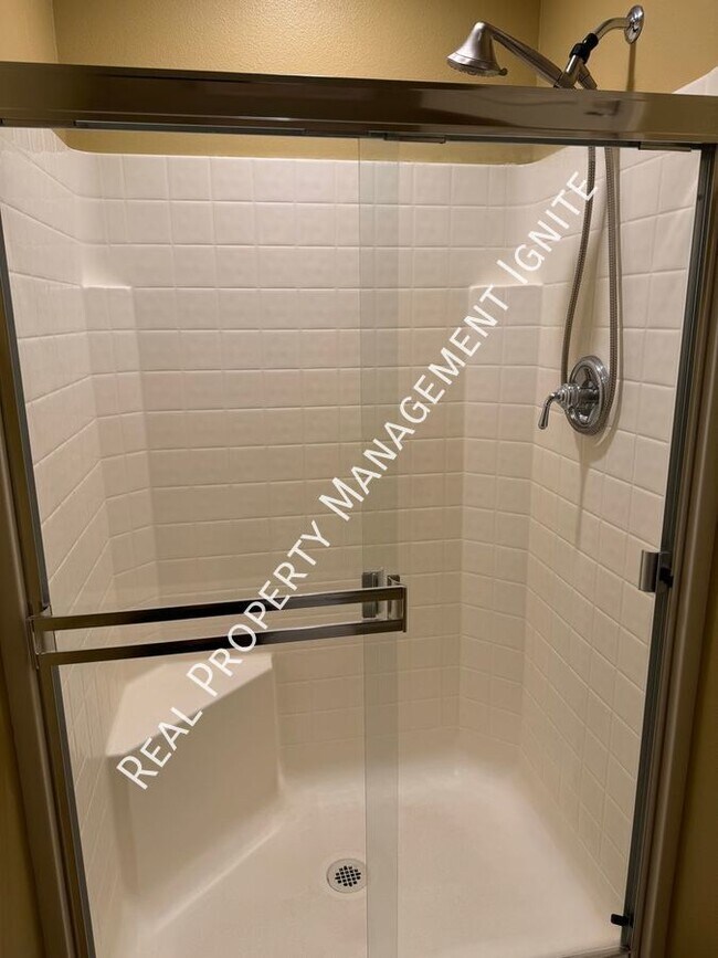 Building Photo - Immaculate Westside Home in the Pine Trees