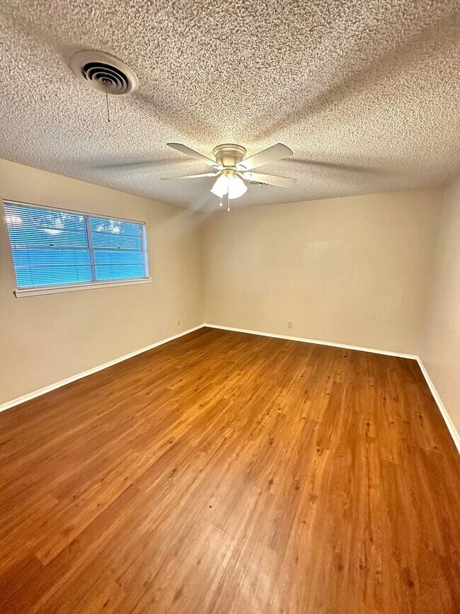 Building Photo - COMING JUNE 2026 - Spacious 3 Bedroom 2 Bathroom Home in College Hills Neighborhood!