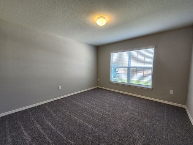 Building Photo - LIKE NEW!!! 4-Bedroom, 2-Bathroom in Villamar Winter Haven