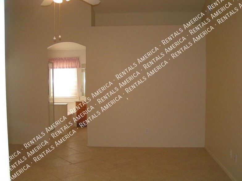 Building Photo - 13182 W Cypress St