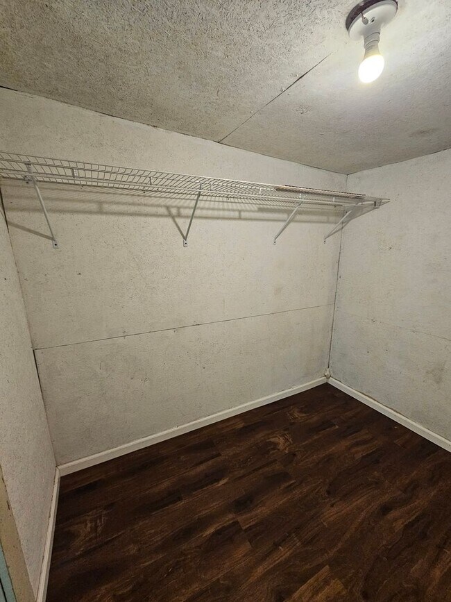 Building Photo - 2 bedroom | 1 Bathroom Home | Pets Welcome!