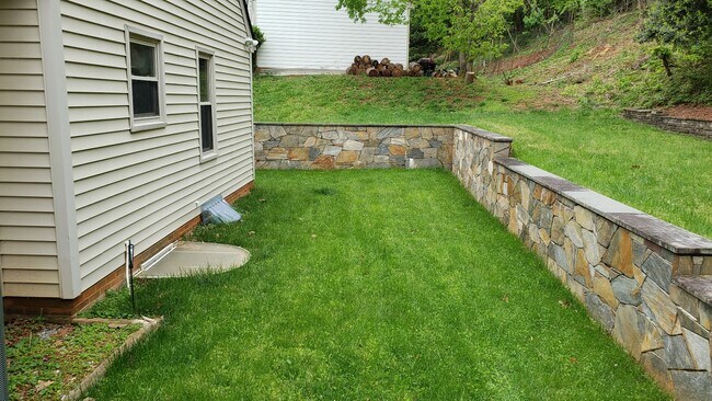 Building Photo - 1542 Surry Hill Ct