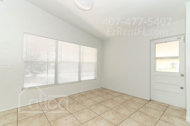 Building Photo - Charming 3/2 with Carport in Sanford