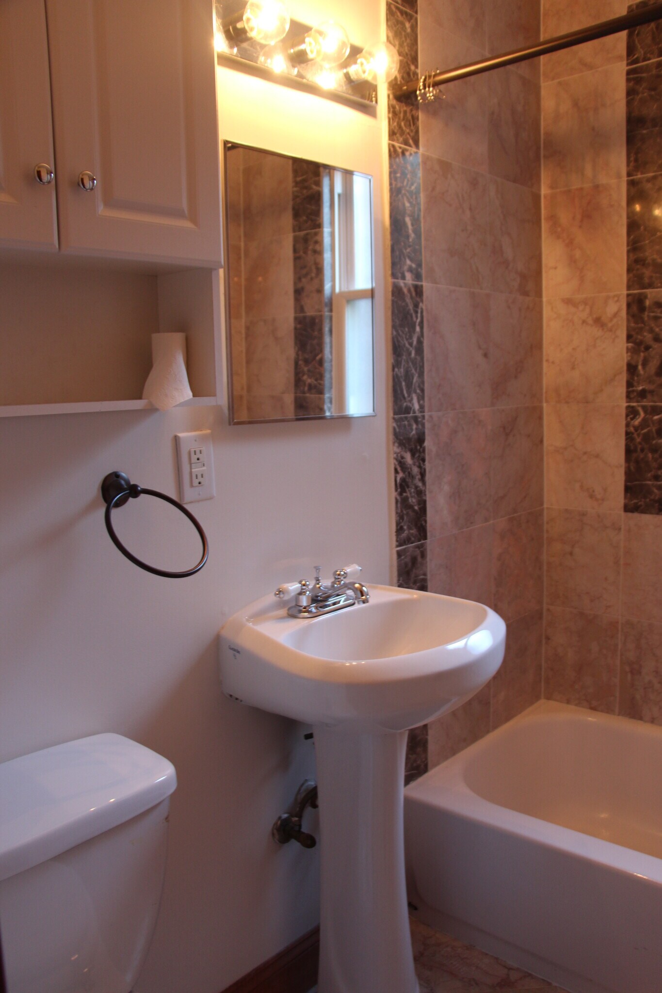 Building Photo - 634 N Monroe St