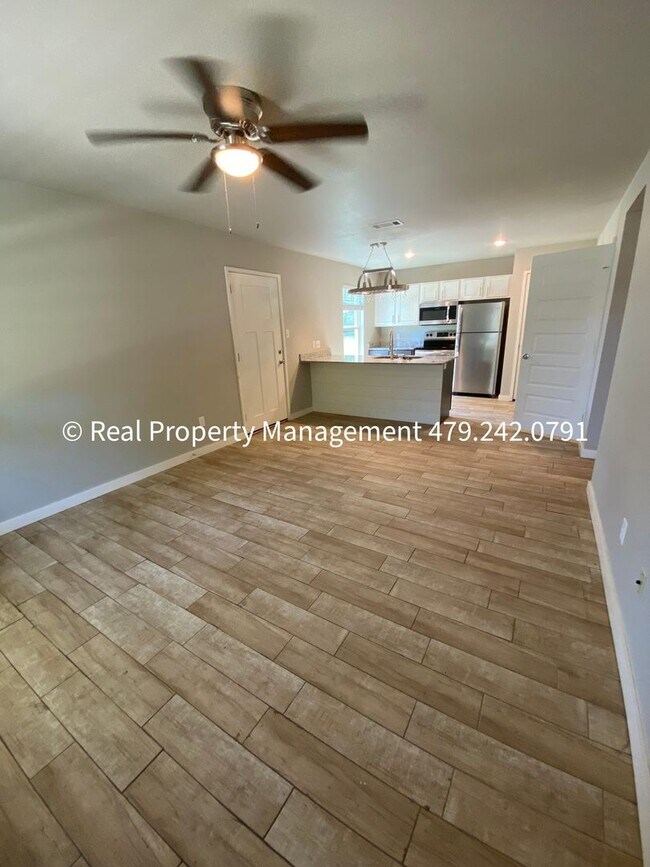 Building Photo - HALF OFF MOVE IN RENT!! 2 Bed 2 Bath Duplex close to Baptist Health