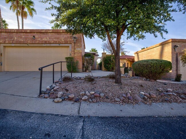 Building Photo - 3 Bedroom 2 Bathroom with Community Pool!!