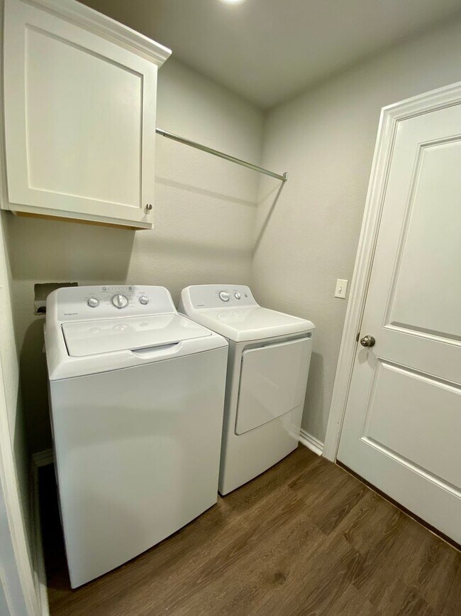 Building Photo - Lovely 3 Bedroom Home Ready NOW! Pets Welc...