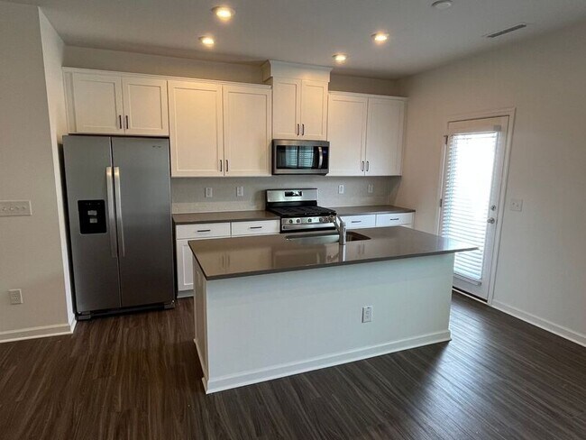 Building Photo - 805 Star Rdg Dr