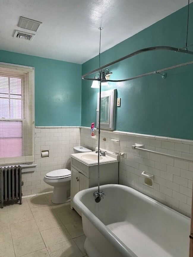 Building Photo - 2020 Chestnut St